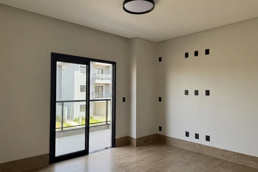 Suíte do Lar MH&D com porta-balcão para a sacada