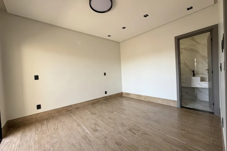 Quarto do Lar MH&D com acesso ao banheiro em mármore