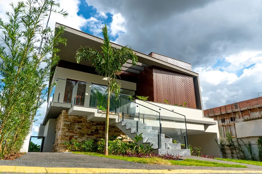 Fachada da Casa do Vale, com escada em pedra e guarda-corpo de vidro