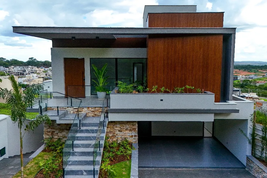 Casa do Vale implantada no lote, com vista aberta ao fundo
