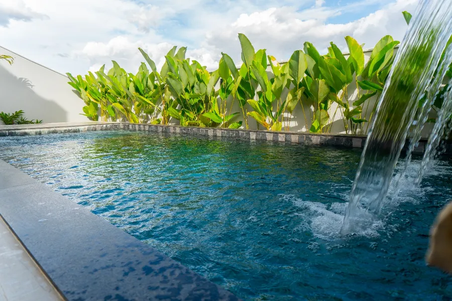 Piscina da Casa do Vale com cascata e paisagismo