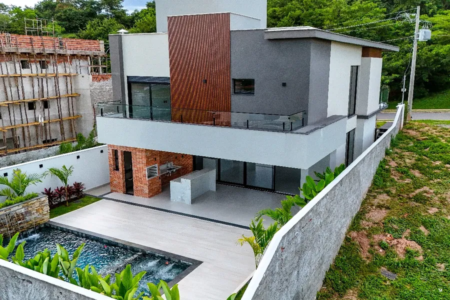 Fundos da Casa do Vale, com piscina e área de convívio