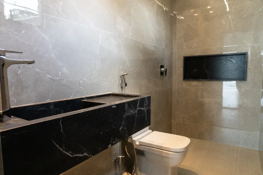 Lavabo da Casa do Vale, com cuba esculpida em mármore preto