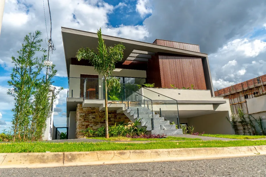 Fachada lateral da Casa do Vale vista do acesso